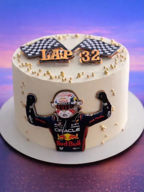 Torta blanca estilo Fórmula 1 con piloto de Red Bull, banderas a cuadros y «Lap 32»