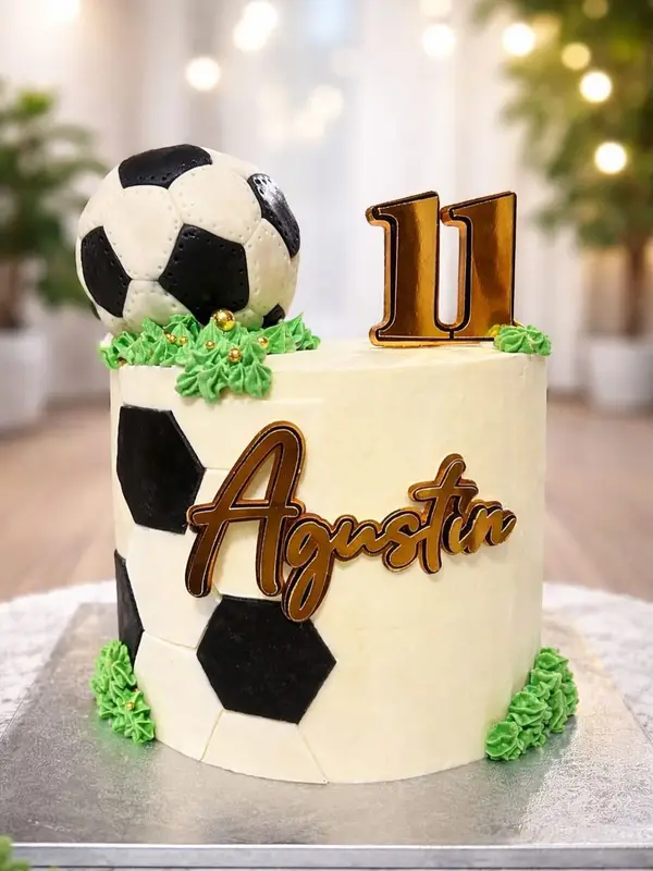 Torta de balón de fútbol con nombre en dorado y número 11