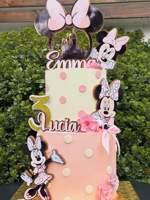 Torta de dos pisos de Minnie Mouse en rosado y blanco